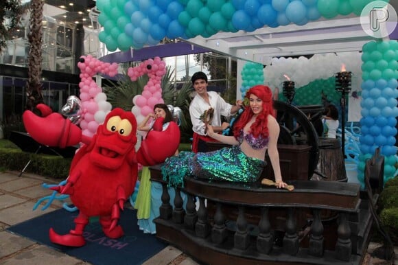 Personagens da história de 'A Pequena Sereia' receberam os convidados na entrada da casa de festas