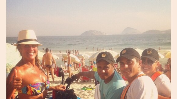 Helô Pinheiro, aos 68 anos, exibe corpão nas areias da praia de Ipanema, no Rio