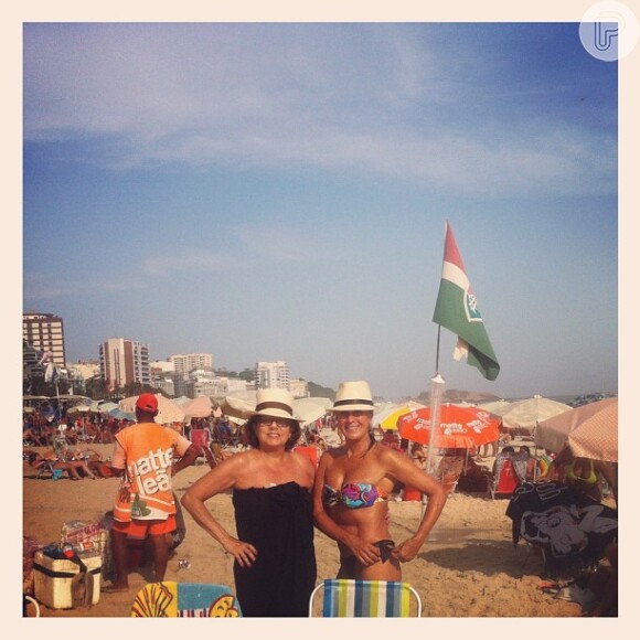Helô posa com uma amiga tomando sol nas areias da praia de Ipanema, em janeiro de 2013