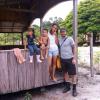 David Beckham posa com moradores de Nova Airão, no Amazonas