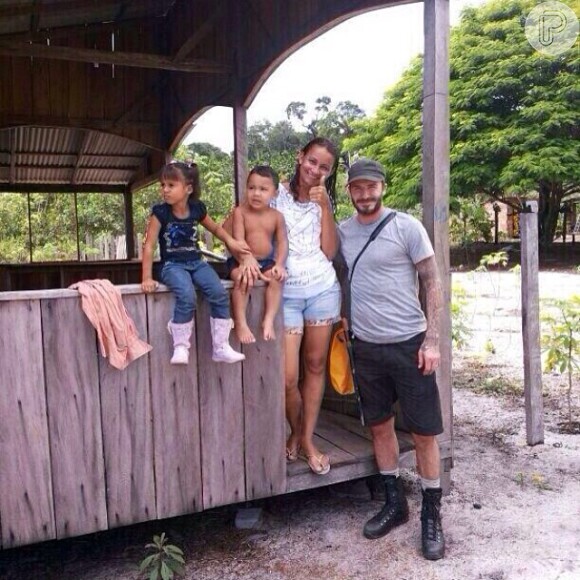 David Beckham posa com moradores de Nova Airão, no Amazonas