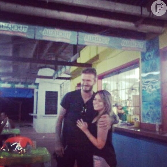 David Beckham posa com fã no Bar do Silvano, em Novo Airão