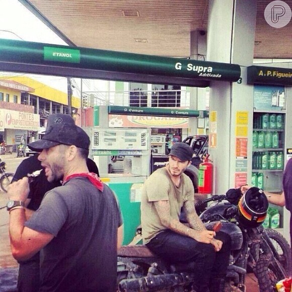 David Beckham toma picolé caseiro durante gravações de programa do canal BBC, no Amazonas, em 13 de março de 2014