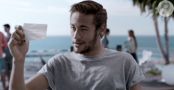Na propaganda, Neymar brinca com estrangeiros