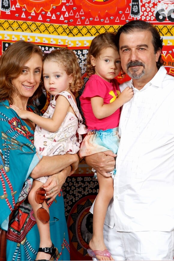 Betty Goffman, Hugo Barreto e suas filhas, Alice e Helena no batizado na Roque, filho caçula de 8 meses de Regina Casé, em Mangaratiba, no Rio de Janeiro, no sábado, 15 de março de 2014