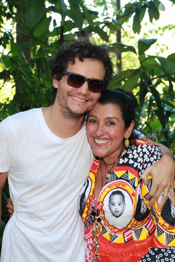 Wagner moura com Regina Casé no batizado na Roque, filho caçula de 8 meses da apresentadora, em Mangaratiba, no Rio de Janeiro, no sábado, 15 de março de 2014