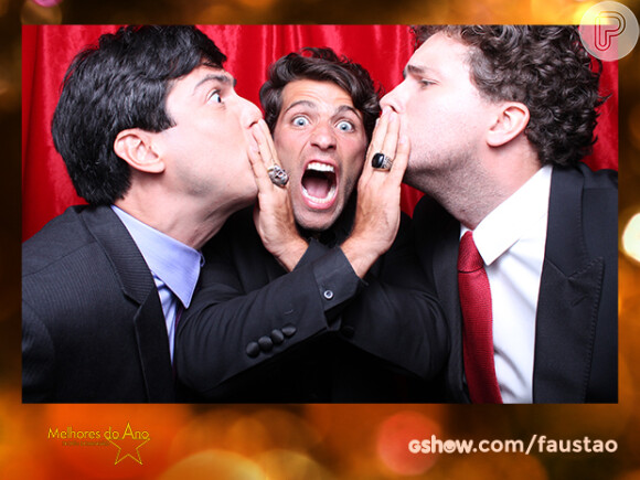 Bruno Gagliasso 'impede beijo' entre Thiago Fragoso e Mateus Solano na cabine fotográfica do Melhores do Ano, do 'Domingão do Faustão', em 16 de março de 2014