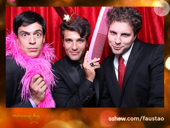 Mateus Solano, Bruno Gagliasso e Thiago Fragoso usam adereços rosas na cabine fotográfica do Melhores do Ano