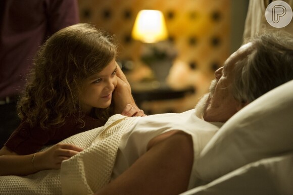 Pérola (Mel Maia) se esforça e consegue fazer com que Ernest (José de Abreu) saia do coma, em 'Joia Rara'