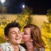 Na coletiva de imprensa de 'A Grande Família', Vinicius Moreno ganha beijo de Guta Stresser