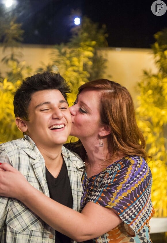 Na coletiva de imprensa de 'A Grande Família', Vinicius Moreno ganha beijo de Guta Stresser