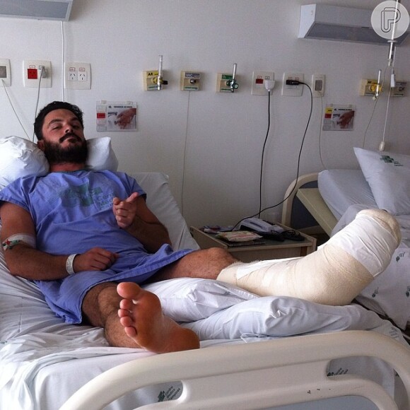 Kiko Pissolato sofreu uma luxação no pé esquerdo e precisou passar por uma cirurgia para colocar pinos. Em seu Instagram o ator explicou o que aconteceu: 'Subi na corda e cai de uma altura ridícula, nem dois metros. Mas o pé virou feio'