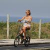 Fernanda de Freitas passeia de bicicleta pela orla da praia da Barra da Tijuca, Zona Oeste do Rio de Janeiro, nesta quarta-feira, 19 de março de 2014