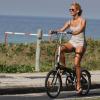 Fernanda de Freitas passeia de bicicleta pela orla da praia da Barra da Tijuca, Zona Oeste do Rio de Janeiro, nesta quarta-feira, 19 de março de 2014