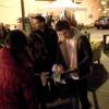 Zac Efron dá autógrafos depois da filmagem de 'Are We Officially Dating?'