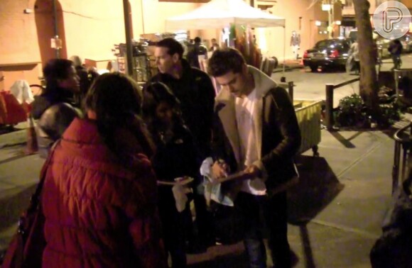 Zac Efron dá autógrafos depois da filmagem de 'Are We Officially Dating?'
