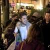 Zac Efron posa sorridente com os fãs depois da filmagem de 'Are We Officially Dating?'