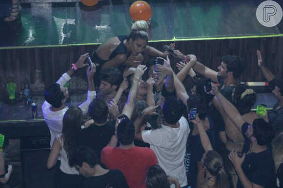 Valesca Popozuda é agarrada por fãs em show, em São Paulo