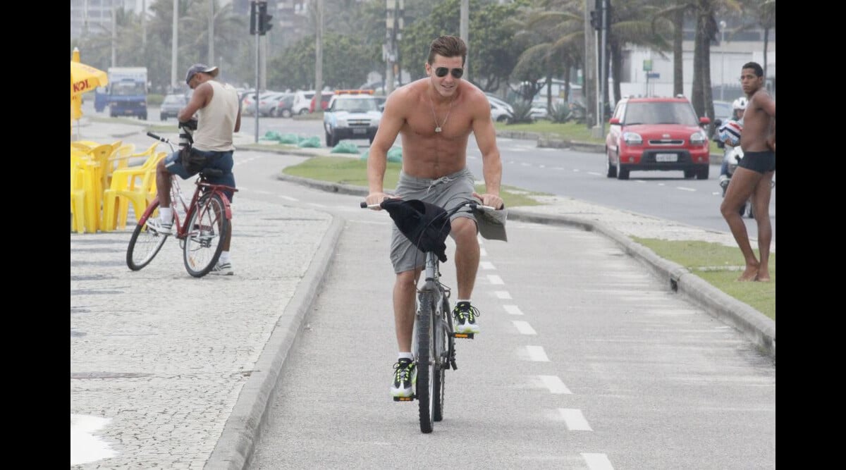 Foto Klebber Toledo Pedala Sem Camisa Pela Na Orla Da Praia Da Barra Da Tijuca Na Zona Oeste