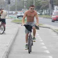 Klebber Toledo, o Umberto de 'Lado a Lado', pedala sem camisa pela orla do Rio