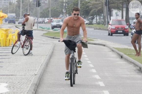 Klebber Toledo pedala sem camisa pela na orla da praia da Barra da Tijuca, na zona oeste do Rio, em 18 de janeiro de 2013