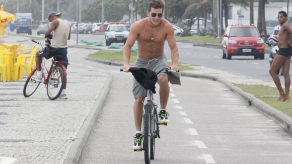 Klebber Toledo, o Umberto de 'Lado a Lado', pedala sem camisa pela orla do Rio