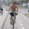 Klebber usou óculos escuros durante passeio de bicicleta no Rio