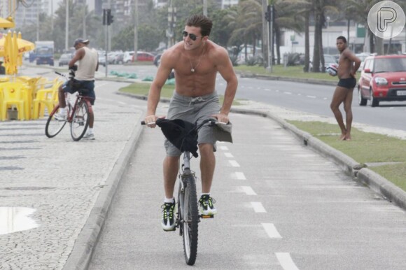 Klebber usou óculos escuros durante passeio de bicicleta no Rio