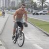 O ator Klebber foi flagrado pedalando na orla da Barra da Tijuca, no Rio