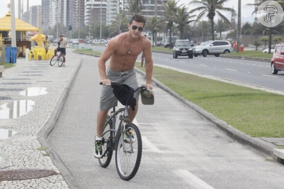 O ator Klebber foi flagrado pedalando na orla da Barra da Tijuca, no Rio