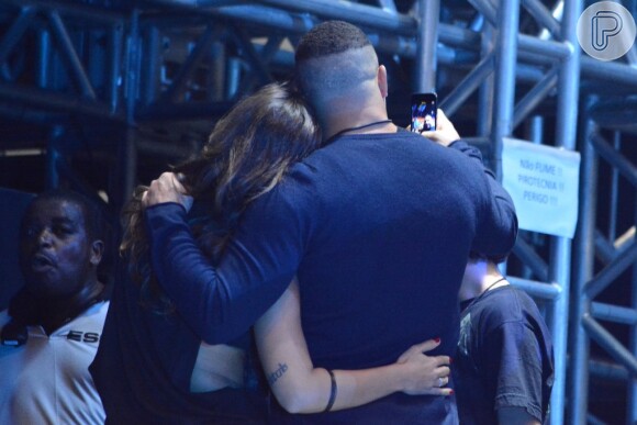 Ronaldo e a noiva, Paula Morais, fazem 'selfie' durante show
