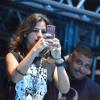 Ronaldo observa Paula Morais tirando fotos com o celular