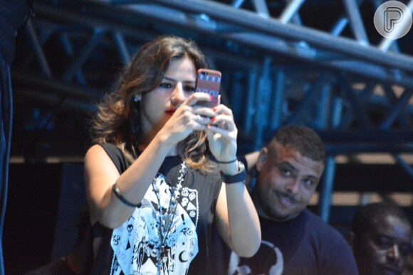 Ronaldo observa Paula Morais tirando fotos com o celular