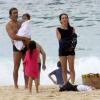 Cláudia Abreu passou um dia de família usando um maiô comportado na praia do Leblon, zona sul do Rio, neste sábado, 19 de janeiro de 2013