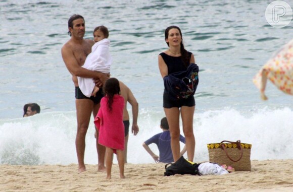 Cláudia Abreu passou um dia de família usando um maiô comportado na praia do Leblon, zona sul do Rio, neste sábado, 19 de janeiro de 2013