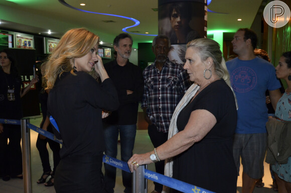 Carolina Dieckmann atende fãs na pré-estreia do filme 'Entre Nós', no Cinépolis Lagoon, na Lagoa, Zona Sul do Rio de Janeiro, na noite desta terça-feira, 25 de março de 2014