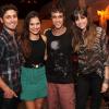Jessika Alves posa com os amigos Daniel Rocha, Aghata Moreira e Ronny Kriwat