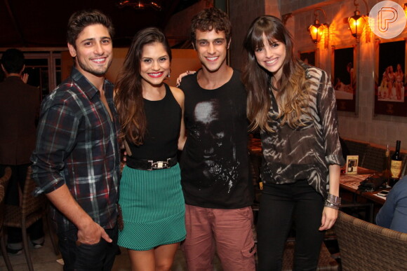 Jessika Alves posa com os amigos Daniel Rocha, Aghata Moreira e Ronny Kriwat