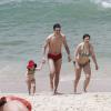 Mateus Solano curte praia com Paula Braun e a filha, Flora, de três anos