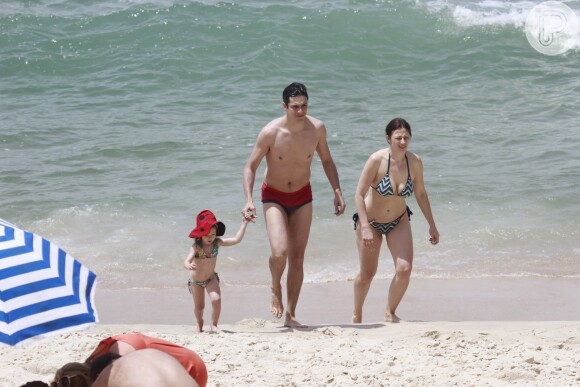 Mateus Solano curte praia com Paula Braun e a filha, Flora, de três anos