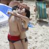 Mateus Solano beija Paula Brau em dia de praia; casal está junto desde 2008