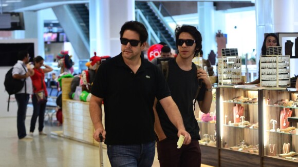 Murilo Benício embarca com o filho mais velho, Antônio, em aeroporto do Rio