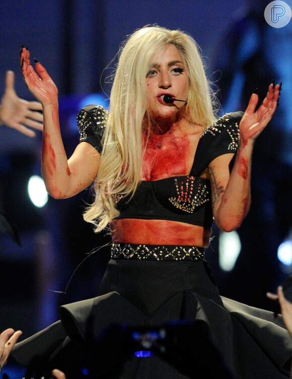 Em 2011, ela se sujou de sangue durante um show no festival "I Heart Radio", nos Estados Unidos