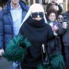 Lady Gaga apareceu toda coberta nesta quinta-feira (27) ao ser flagrada nas ruas de Nova York