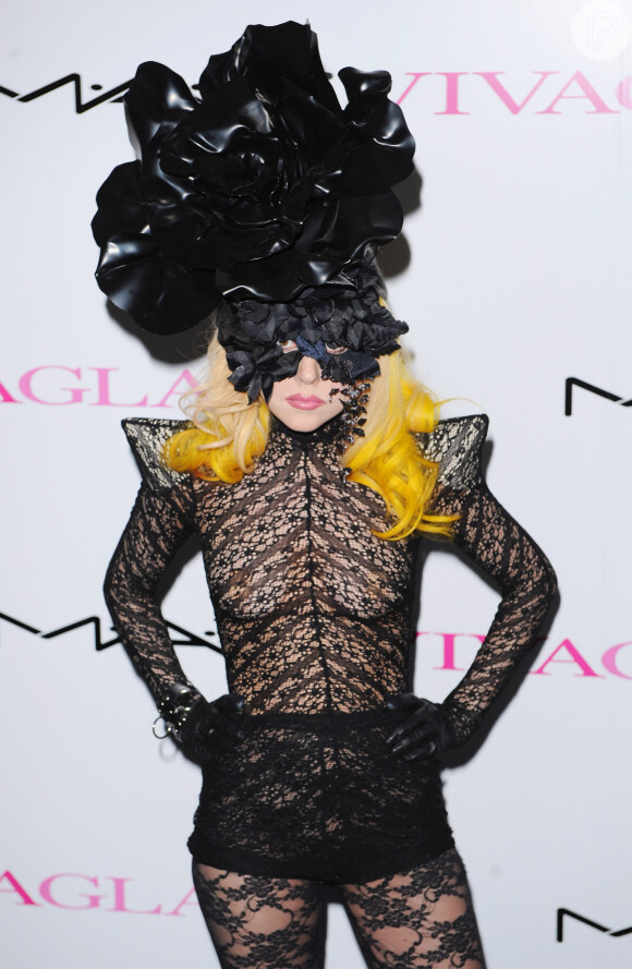 Lady Gaga sempre aposta em figurnos chamativos para falar sobre sua música e suas crenças. Ela busca integrar sua imagem ao que canta em seus álbuns e ao que prega aos seus fãs