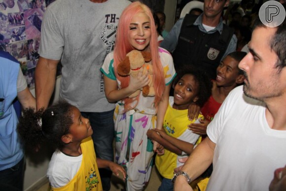 Lady Gaga interagiu com crianças e fez a felicidade de vários fãs na cidade