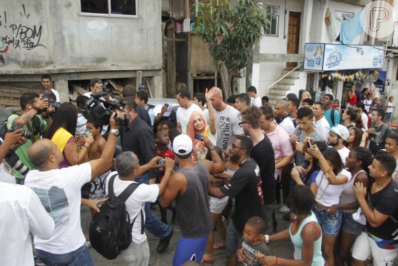Lady Gaga visitou comunidades carentes durante sua estada no Rio de Janeiro