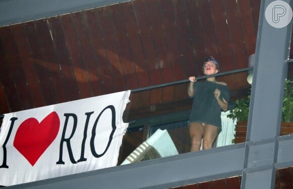 Lady Gaga esteve no Brasil em 2012 e passou alguns dias no Rio de Janeiro. A cantora chegou a colocar uma faixa declarando seu amor pela cidade na varanda da suíte em que estava hospedada