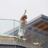 Lady Gaga saudou os fãs da piscina do hotel que ficou hospedada no Rio de Janeiro