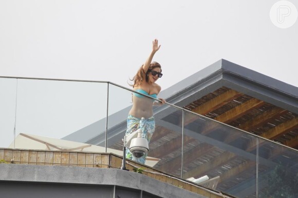 Lady Gaga saudou os fãs da piscina do hotel que ficou hospedada no Rio de Janeiro